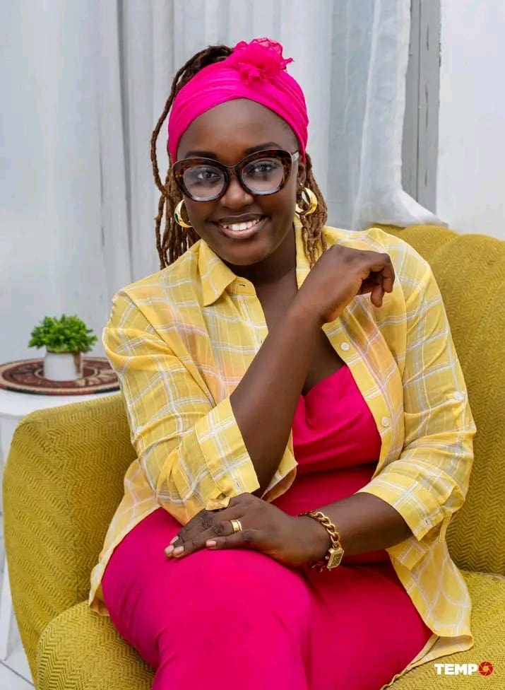  la professionnelle de la voix off Winnie Lobe a partagé sur son mur Facebook une expérience vécue au Togo. À travers un simple trajet à moto, elle raconte sa surprise face au port systématique 