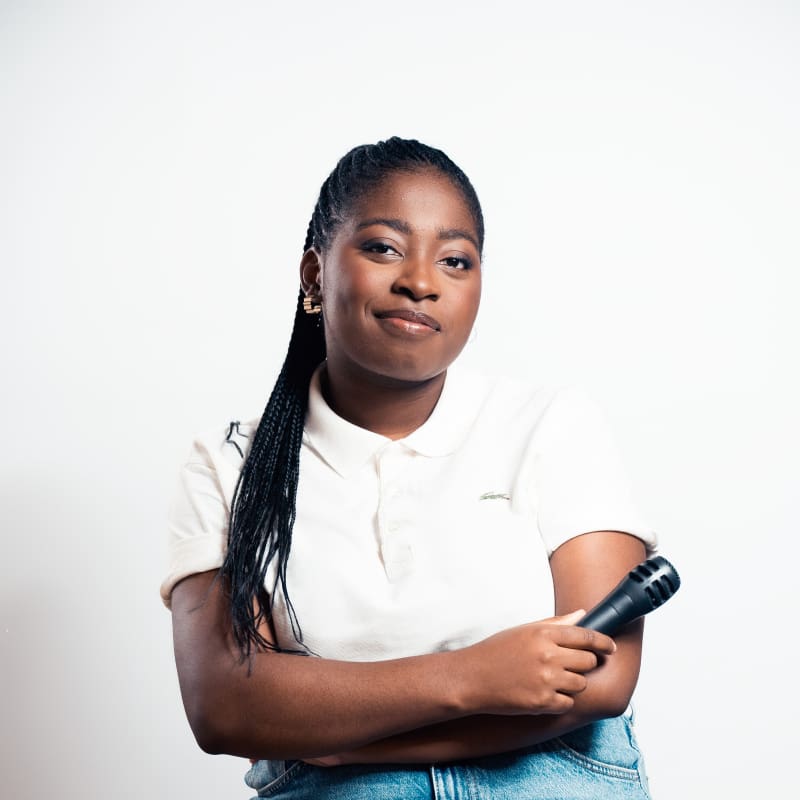 L’humoriste camerouno-belge de 24 ans Sarah Lélé, qui évolue aujourd’hui sur la scène parisienne, s’est confiée sur ses 