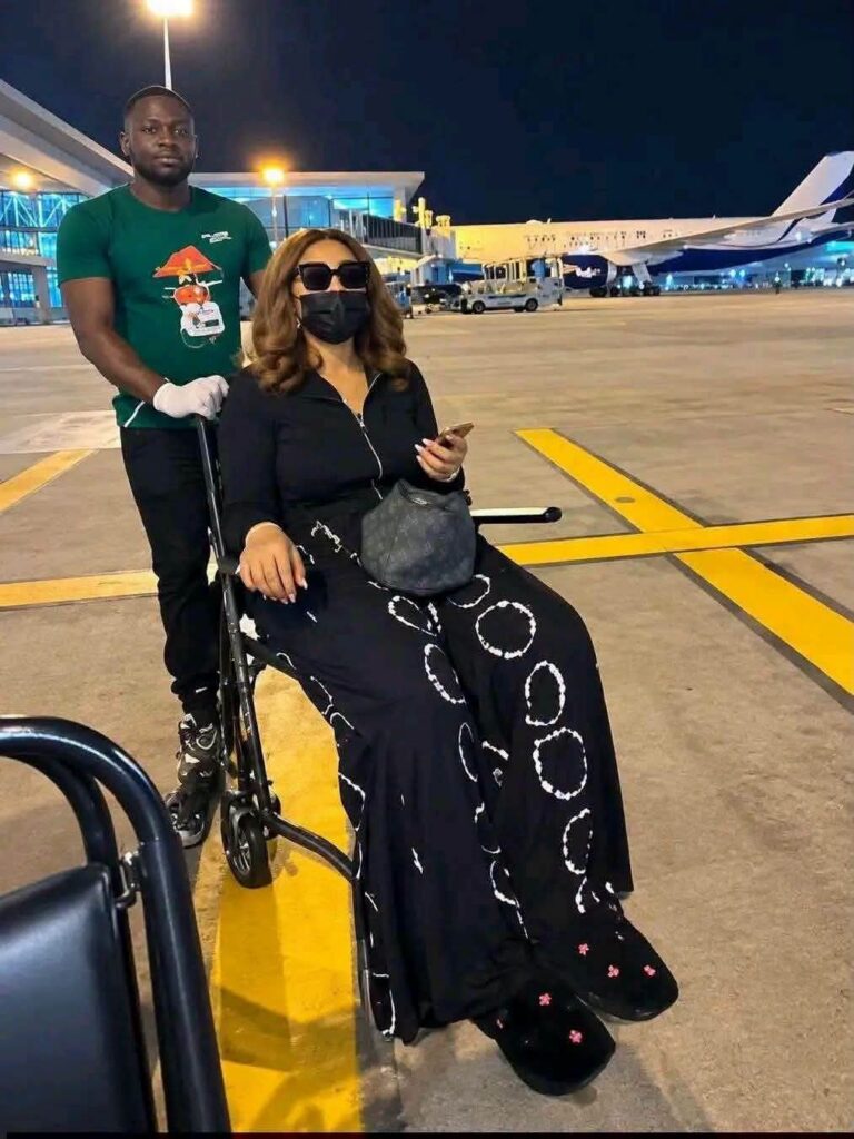 L’actrice nigériane Regina Daniels traverse depuis plusieurs mois une période difficile sur le plan physique. En mai 2026, elle 
