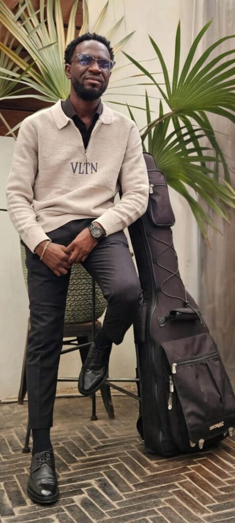 Le bassiste Paul Ondoa revient sur son parcours musical, de sa découverte presque accidentelle de la guitare basse à son 