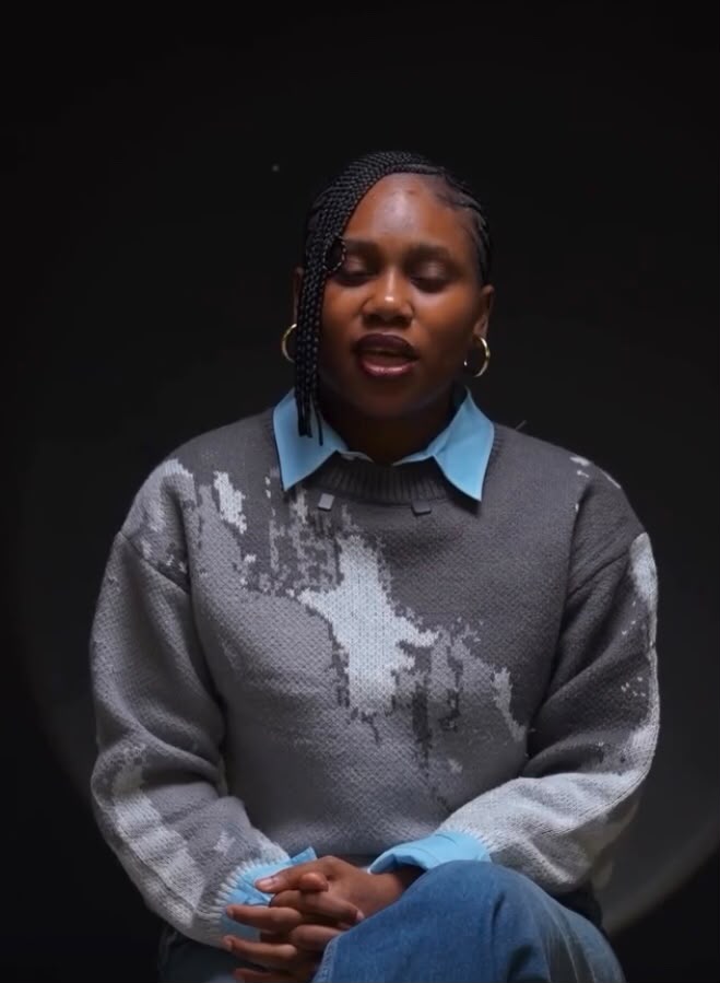 Dans un univers où la mort demeure un sujet hautement tabou et entouré de superstitions, Leslie Koko fait figure